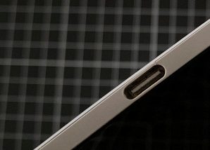 Microsoft, это провал. Смартфон Surface Duo трескается из-за очень тонкого пластика возле порта USB-C